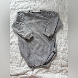 Y2K Vtg Oshkosh B’Gosh Baby Unisex 18m Light Gray One Piece Long Sleeve Romper